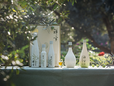 祥宇特級(jí)初榨橄欖油，純手工采摘、精選優(yōu)質(zhì)油橄欖鮮果，用意大利貝亞雷斯全自動(dòng)設(shè)備物理冷榨工藝，在鮮果采摘后8小時(shí)內(nèi)限時(shí)鮮榨而成。